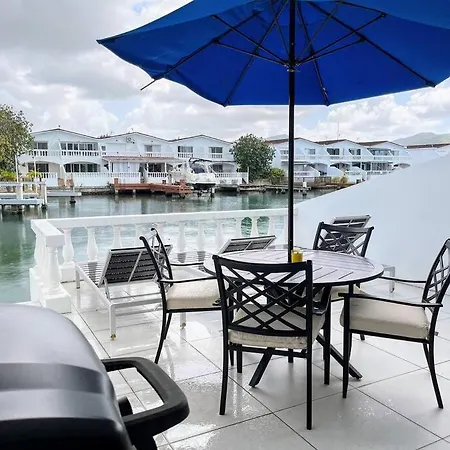 Renovated Waterfront Villa Near The Beach